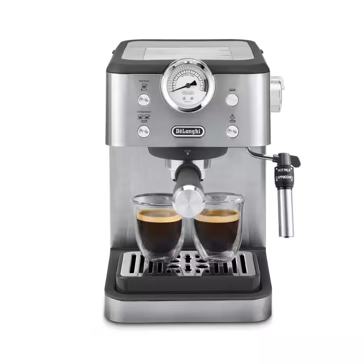 Le design italien rencontre l'espresso exceptionnel avec la Linea Classic. Elle vous apporte simplicité et qualité pour tous vos cafés préférés à la maison, des lattes et cappuccinos aux macchiatos au caramel glacé, en passant par les martinis à l'espresso, et bien plus encore, elle s'intègre parfaitement à tout comptoir de cuisine. Avec sa jauge de pression chromée offrant un repère visuel pour une extraction parfaite, des recettes préréglées d'espresso simple/double personnalisables et une buse vapeur à deux réglages pour le lait vapeur, le lait mousseux et les substituts, vous pouvez désormais préparer des boissons de qualité café en toute simplicité et avec style à la maison.